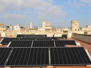 La nova instal·lació solar fotovoltaica de l'Ajuntament de Vilanova estalviarà 3.000 euros a l'any. Ajuntament de Vilanova
