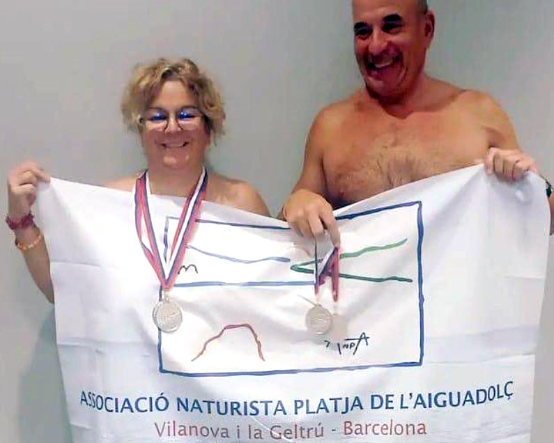 La Núria i el Robert amb les seves medalles. Eix