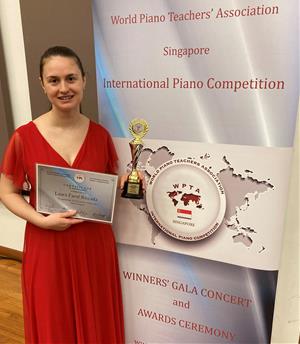 La pianista Laura Farré Rozada rep a Singapur el guardó d’or de la WPTA. EIX