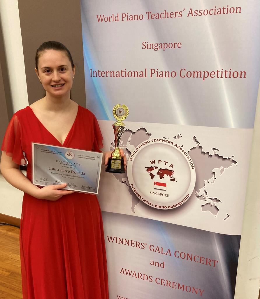 La pianista Laura Farré Rozada rep a Singapur el guardó d’or de la WPTA. EIX