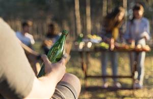 La policia de Sant Pere de Ribes denuncia 12 persones per consumir alcohol a la via pública en un cap de setmana. Ajt Sant Pere de Ribes