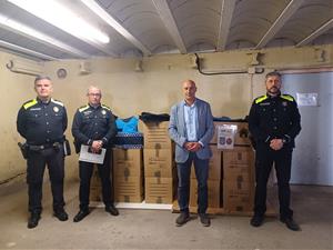 La Policia Local de Vilafranca envia a Ucraïna 13 caixes de roba en desús com ajuda humanitària. Ajuntament de Vilafranca