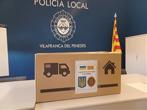 La Policia Local de Vilafranca envia a Ucraïna 13 caixes de roba en desús com ajuda humanitària