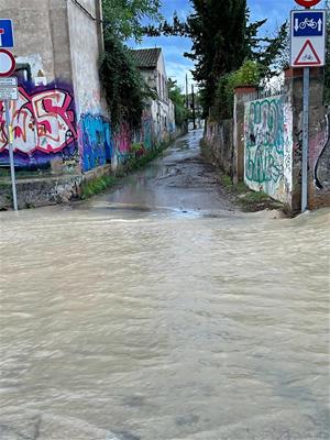 La policia local de Vilanova i la Geltrú ha tallat aquest matí el pont de la ronda Europa i el camí de Sant Gervasi