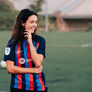 La ribetana Aitana Bonmatí visita amb ACNUR un equip de futbol de dones refugiades 