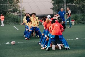 La ribetana Aitana Bonmatí visita amb ACNUR un equip de futbol de dones refugiades 
