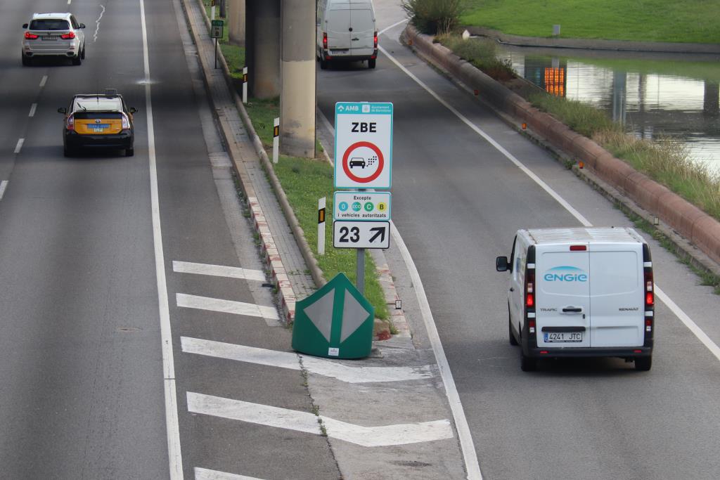 La Ronda Litoral a Barcelona amb un senyal de la ZBE. ACN / Aina Martí