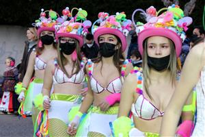 La rua de Canyelles dona el tret de sortida al primer Carnaval post pandèmia
