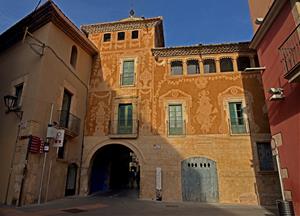La seu del Museu Apel·les Fenosa del Vendrell recupera els esgrafiats barrocs de la façana oest. ACN