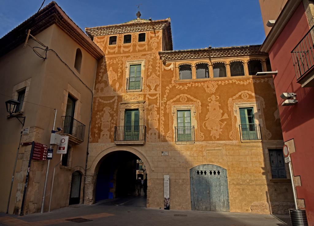 La seu del Museu Apel·les Fenosa del Vendrell recupera els esgrafiats barrocs de la façana oest. ACN