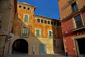 La seu del Museu Apel·les Fenosa del Vendrell recupera els esgrafiats barrocs de la façana oest