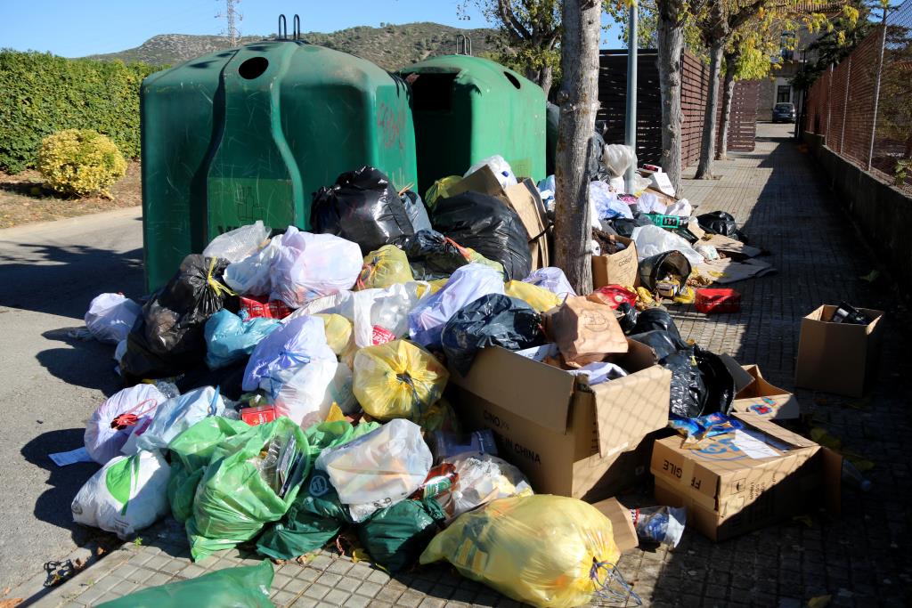 La vaga de recollida de brossa a cinc pobles de l’Alt Penedès arriba a les quatre setmanes amb la negociació estancada. ACN