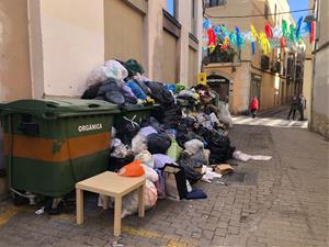 La vaga indefinida del servei d'escombraries desborda els contenidors a Vilanova i la Geltrú. EIX