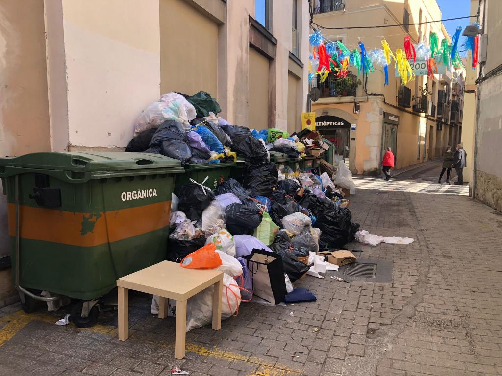 La vaga indefinida del servei d'escombraries desborda els contenidors a Vilanova i la Geltrú. EIX