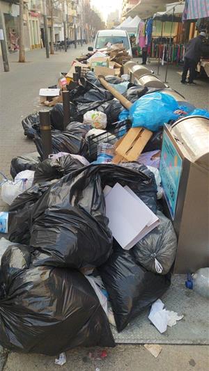 La vaga indefinida del servei d'escombraries desborda els contenidors a Vilanova i la Geltrú