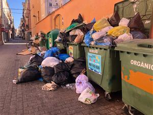 La vaga indefinida del servei d'escombraries desborda els contenidors a Vilanova i la Geltrú