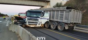 L'accident entre un camió i un turisme talla la C-15 a Vilafranca del Penedès. Bombers