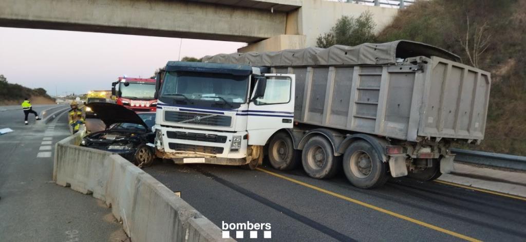 L'accident entre un camió i un turisme talla la C-15 a Vilafranca del Penedès. Bombers