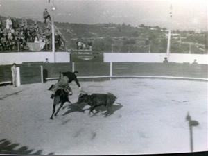 L’Ajuntament de Calafell ofereix els terrenys de l’antiga plaça de toros de Segur per fer una escola nova. Ajuntament de Calafell