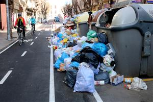 L'Ajuntament de Vilanova amenaça amb multar l'empresa de recollida de la brossa per incompliment dels serveis mínims. ACN