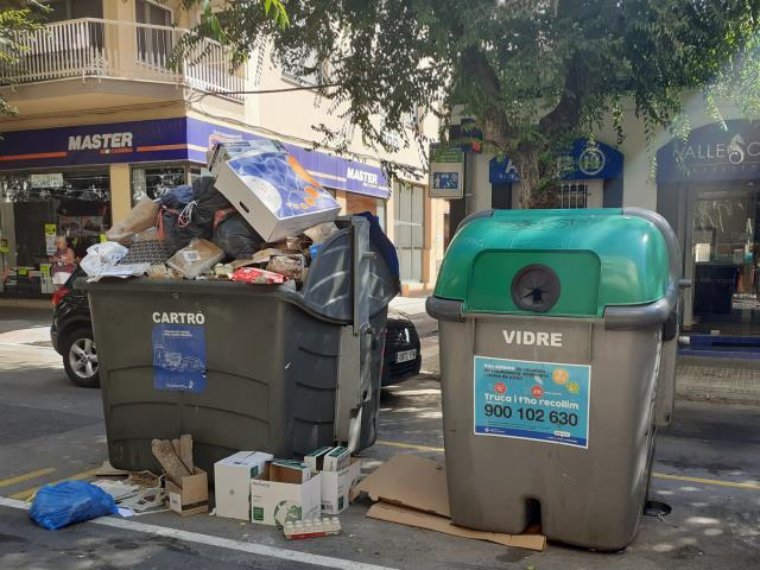 L'Ajuntament de Vilanova contracta un servei d'urgència de recollida d'escombraries per l'acumulació en diversos punts. Ajuntament de Vilanova