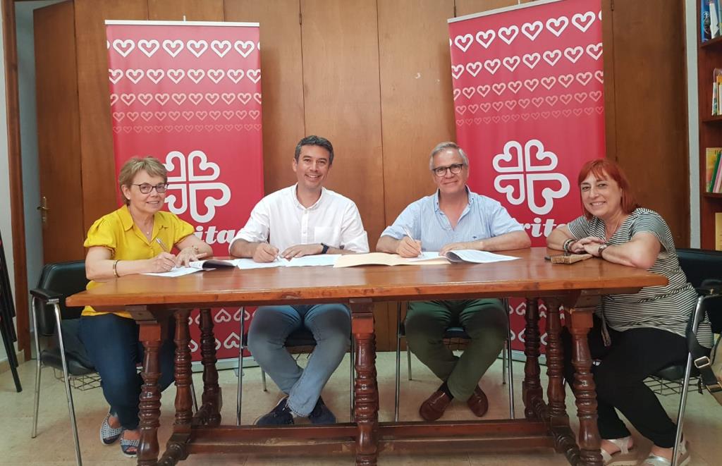 L’Ajuntament del Vendrell signa un conveni amb Càritas per a un projecte d’acompanyament telefònic a la gent gran. Ajuntament del Vendrell