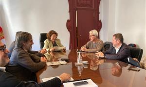 L’Alcaldessa de Sitges, Aurora Carbonell Abella i el regidor d’Urbanisme i Espais naturals, Eduard Terrado Pablo, han rebut a Francesc Sutrias. Ajunta