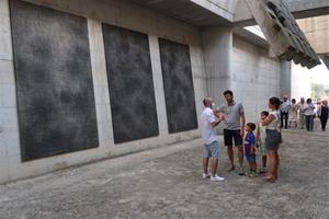 L’artista Joan Saló captiva Igualada amb una instal·lació pictòrica al Cementiri Nou. EIX