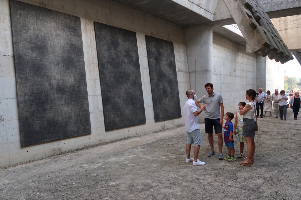 L’artista Joan Saló captiva Igualada amb una instal·lació pictòrica al Cementiri Nou. EIX