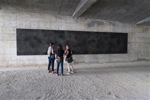 L’artista Joan Saló captiva Igualada amb una instal·lació pictòrica al Cementiri Nou