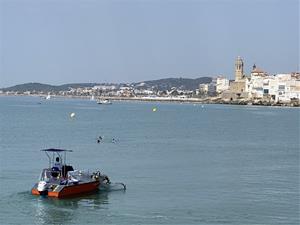 L’embarcació de neteja del litoral retirarà durant tot l'estiu a Sitges microplàstics i altres residus . Ajuntament de Sitges