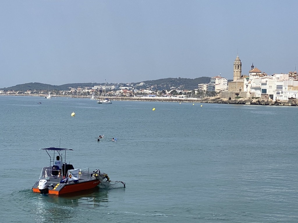 L’embarcació de neteja del litoral retirarà durant tot l'estiu a Sitges microplàstics i altres residus . Ajuntament de Sitges