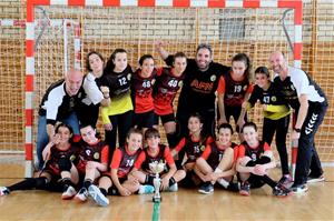 L’equip Aleví Femení del Handbol Ribes . Eix