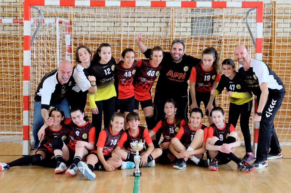 L’equip Aleví Femení del Handbol Ribes . Eix