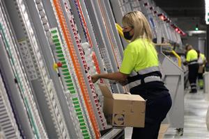 Les dones haurien de cobrar un 26% més per eradicar la bretxa salarial, que es va reduir dos punts el 2019. ACN