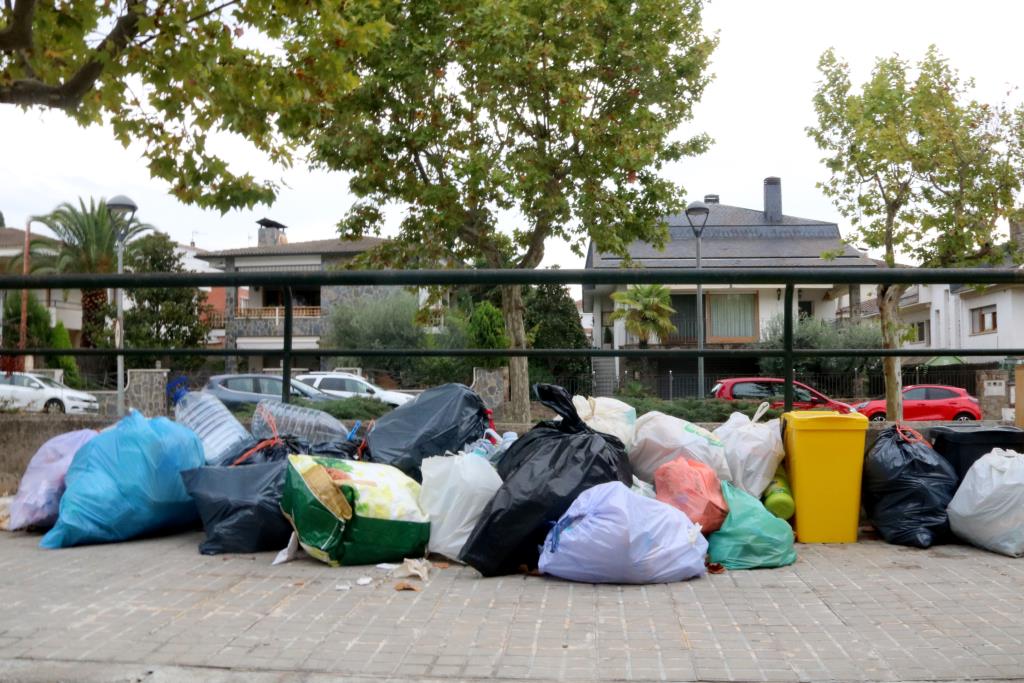 Les escombraries s'acumulen a Sant Sadurní d'Anoia en el quart dia de vaga del servei de recollida porta a porta. ACN