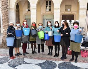 Les participants en la recreació, celebrant la trobada al voltant de la Cèlia, al mig del grup