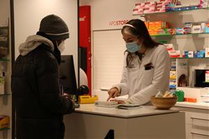 Les persones que donin positiu en un test a casa podran notificar-lo per telèfon a la farmàcia, que activarà el circuit. ACN