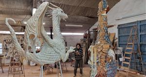 L'escultora vilafranquina Dolors Sans estrena el drac Nomar de l’Hospitalet. Dolors Sans