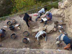 L’excavació al jaciment de Cal Sitjo de Sant Martí de Tous posa al descobert estructures d’hàbitat neolítiques. EIX