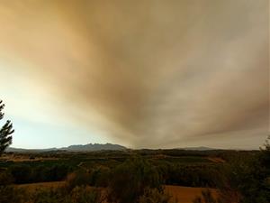 L'incendi del Pont de Vilomara tapa el cel al Penedès i Garraf 