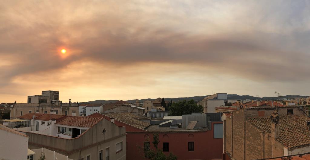 L'incendi del Pont de Vilomara tapa el cel al Penedès i Garraf. Eix