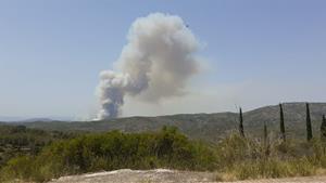 L'incendi d'Olivella afecta una superfície de 40 hectàrees i es demana el confinament de dues urbanitzacions