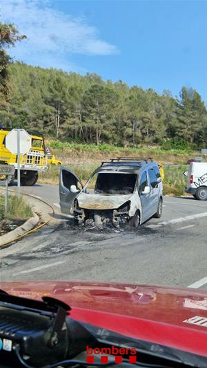 L'incendi fortuït d'un cotxe provoca un foc forestal a Olèrdola