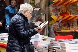 Llibreries i floristeries s'avancen a Sant Jordi amb parades al carrer. ACN