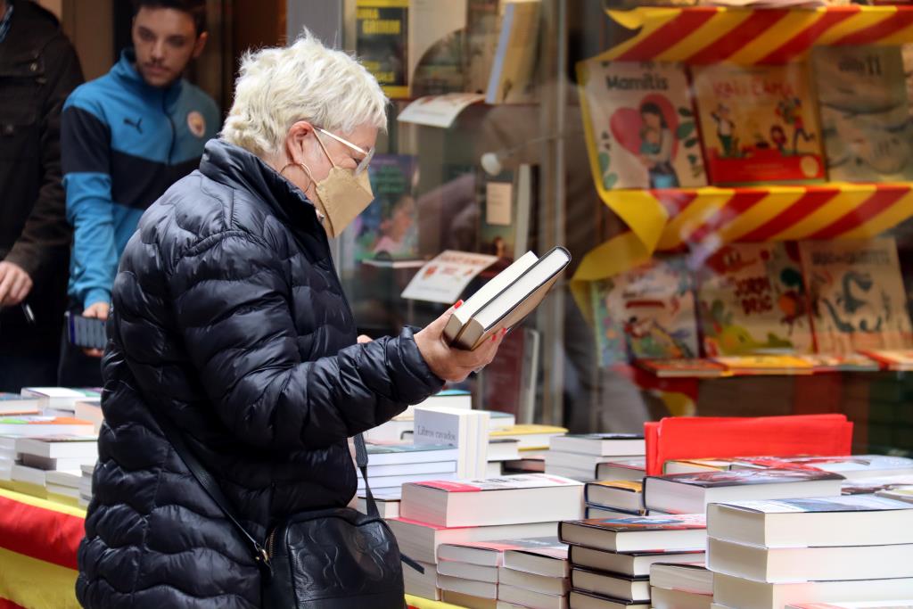 Llibreries i floristeries s'avancen a Sant Jordi amb parades al carrer. ACN