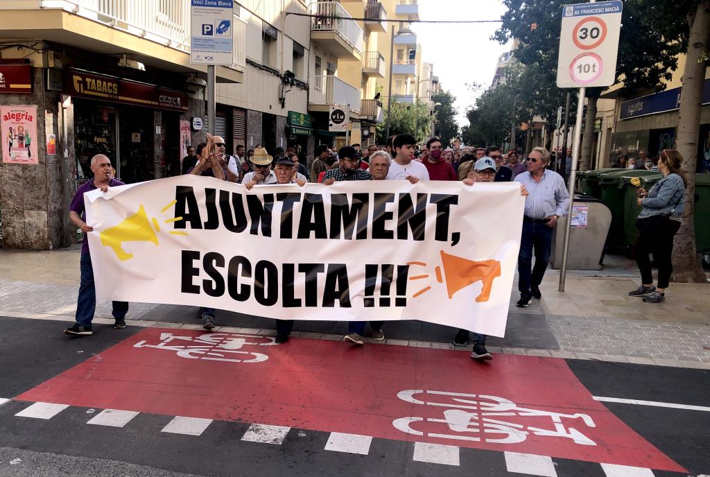 Manifestació d'ahir a Vilanova contra el carril-bici de Francesc Macià. Eix