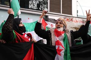 Manifestants a favor de l'autodeterminació del Sàhara Occidental en una protesta davant del consulat del Marroc. ACN / Alan Ruiz