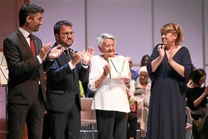 Maria Carme Cardó rep la Creu de Sant Jordi. Eix