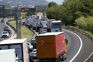 Matí de dissabte caòtic a l'AP-7 al Penedès per un accident mortal